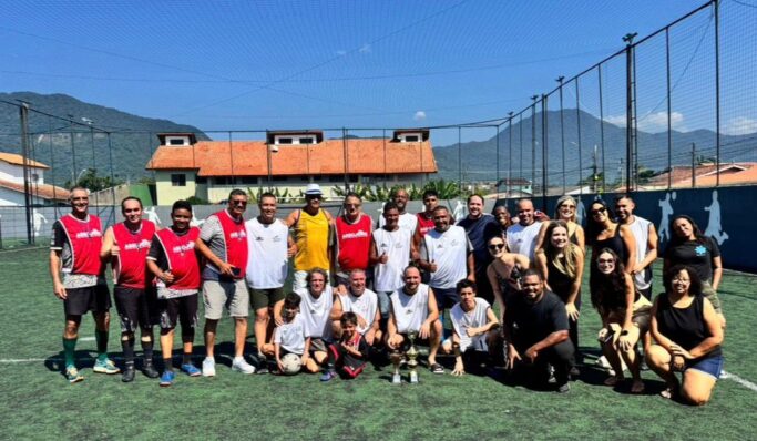 Partida de futebol society na praia marca parceria entre Apatej e Assojuris